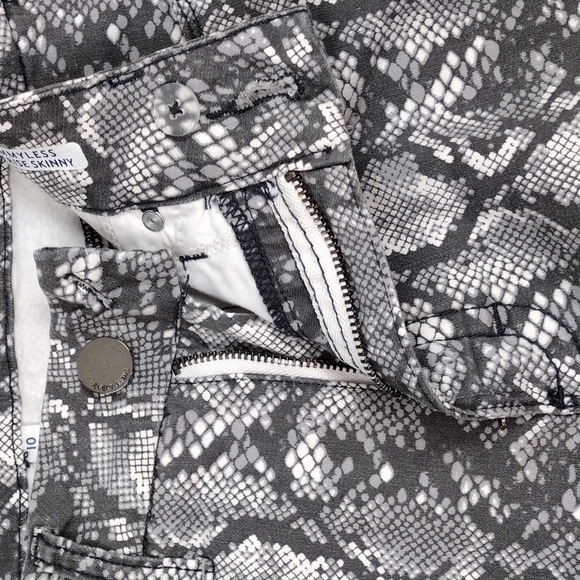 SEVEN7 Tummy Less Gray Snakeskin Print Five Pocket High Rise Skinny Leg Jean - Picture 5 of 15